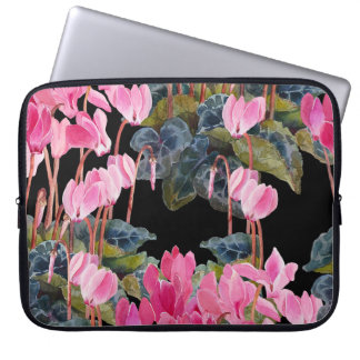 Rosa Cyclamen: Dunkle Aquarellfärbung Laptopschutzhülle
