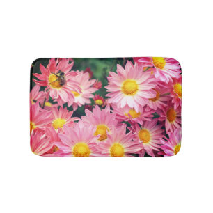 Rosa Daisy-Blume und Hummeln Badematte