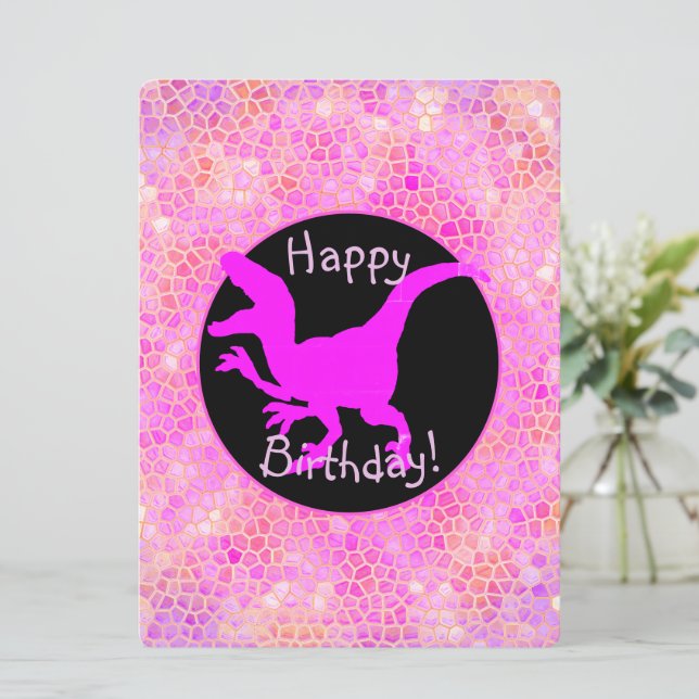 Rosa Dinosaurier Hide Happy Birthday! Karte (Stehend Vorderseite)