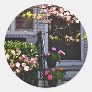 Rosa Dogwood und Pots of Geraniums Runder Aufkleber
