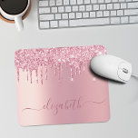 Rosa Drilling Glitzer Personalisiert Mousepad<br><div class="desc">Individuell elegantes und gürtelndes Mauspad mit rosa Imitaten Glitzer,  das in einem rosa Imitat metallische Folie Hintergrund tropft. Personalisieren Sie mit Ihrem Namen in einem stilvollen,  trendigen rosa Skript mit Swashes.</div>