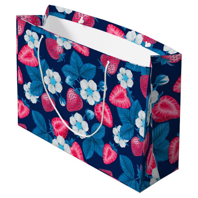 Rosa Erdbeeren auf blau Große Geschenktüte (Rückseite Schrägansicht)
