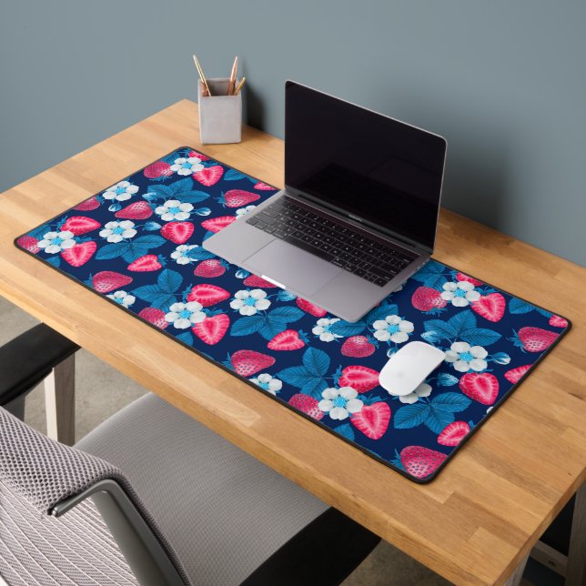 Rosa Erdbeeren auf blau Schreibtischunterlage (Büro 2)