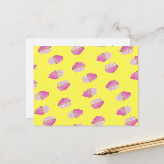 Rosa Erdbeerkuchen auf gelb Postkarte (Vorderseite/Rückseite Beispiel)