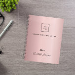 Rosa Firmenlogo 2025 elegant Planer<br><div class="desc">Ein weiblich rötlich rosa Hintergrund. Personalisieren Sie Ihre Firma,  Ihr Firmenlogo,  einen Text,  ein Jahr und Ihren persönlichen Namen. Wenn Sie es ohne Text gewollt haben,  löschen Sie mit der Backspace-Taste.</div>