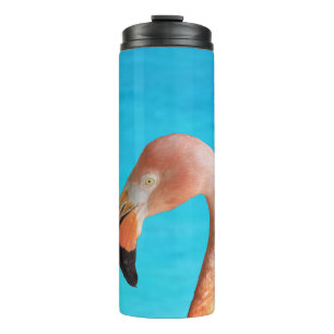 Rosa Flamingo-Gesicht gegen blaues Wasser auf eine Thermosbecher