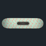 Rosa Flamingo-Muster mit Vornamen Skateboard<br><div class="desc">Dieses ist ein Zeichnen eines Flamingovogels,  der in ein Muster gemacht wurde. Der Hintergrund ist eine hübsche tadellose Farbe.  Es gibt einen Rahmen im Entwurf,  in dem Sie Ihren Namen drucken lassen können.</div>