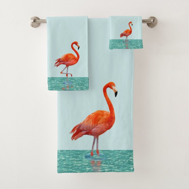 Rosa Flamingo Stehend am Strand auf Aquamarinem Li Badhandtuch Set (Insitu)