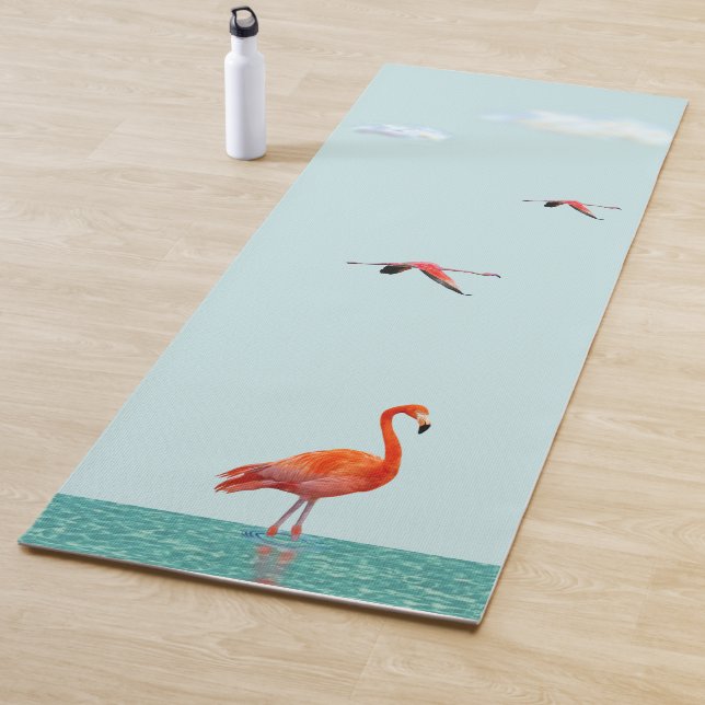 Rosa Flamingo Stehend am Strand auf Aquamarinem Li Yogamatte (Beispiel)