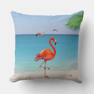 Rosa Flamingo und Palmwedel am Strand Kissen