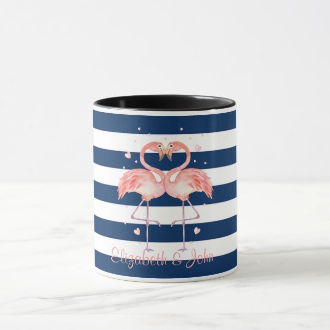 Rosa Flamingos in Liebe, blaue Streifen Tasse (Zentrum)