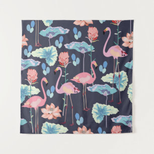 Rosa Flamingos umgeben von Lotusblumen und Protea Wandteppich