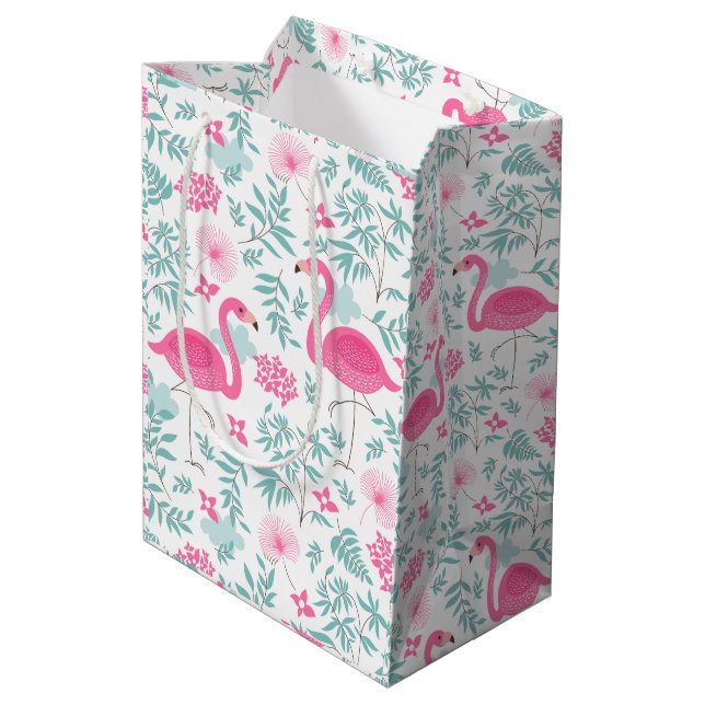 Rosa Flamingos und tropische Blätter Mittlere Geschenktüte (Rückseite Schrägansicht)