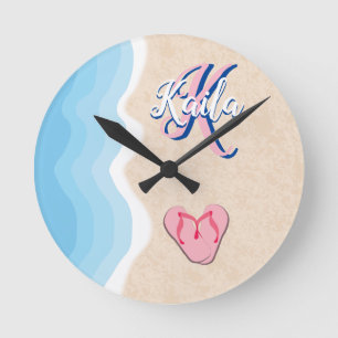 Rosa Flip-Flops am Strand Runde Wanduhr