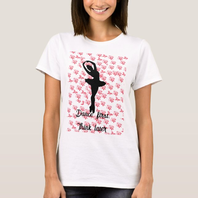 Rosa Floral Ballerina Tanz denken Sie zuerst T-Shirt (Vorderseite)