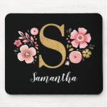 Rosa Floral Monogramm Mousepad<br><div class="desc">Ein wunderschönes,  mit Monogramm,  rosa Blumenmousepad mit rosa Blume und einem Imitat goldenen monogramm Buchstaben S auf schwarzem Hintergrund. Personalisieren Sie das Mauspad,  indem Sie unter dem Monogramm Ihren Namen hinzufügen. Macht ein lustiges Geschenk für einen Freund oder für eine Brautjungfrau. Entworfen für Sie von BlackBerry Boulevard.</div>
