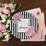 Rosa Florale zum 30. Geburtstag Schwarz-weiße Stre Pappteller<br><div class="desc">Eine Serviette für ein Party zum 30. Geburtstag. Klassische schwarz-weiße Streifen als Hintergrund. Mit mädchenhaften und femininen rosa Rosen als Dekoration. Ein schwarz-weißer Rahmen vorne mit Vorlage für Alter,  Name und Datum. Alter Nummer 30 in Rosa,  Name und Datum in schwarz. Der Name wird mit einem handgeschriebenen Stilskript geschrieben.</div>