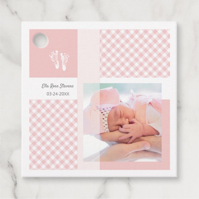 Rosa Foto Birth Ankündigung Gingham Footprints Geschenkanhänger (Vorderseite)