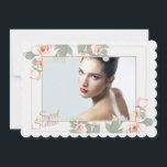Rosa Foto - Einladung<br><div class="desc">Diese atemberaubende Einladung zeichnet sich durch einen weißen Hintergrund mit weichen rosa Rosenrahmen aus. Ideal für eine Frau jeden Alters. (Designed by Freepik). (Designed by Freepik). ()Die Karte ist leicht mit Ihrem Wortlaut, Schriftart und Schriftfarbe anzupassen.() Nicht genau das, was Sie suchen? Alle unsere Produkte können auf Ihre Bedürfnisse zugeschnitten...</div>