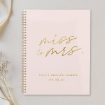 Rosa Frau Personalisiert Bridal Wedding Planer<br><div class="desc">Ein maßgeschneidertes Hochzeitsplanerheft mit modernem Kalligrafiedesign auf rosa Rosa Hintergrund.</div>