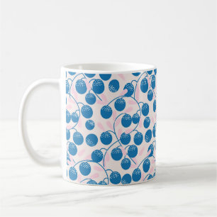 Rosa Früchte mit rosafarbenen Blätter, in einem  Kaffeetasse