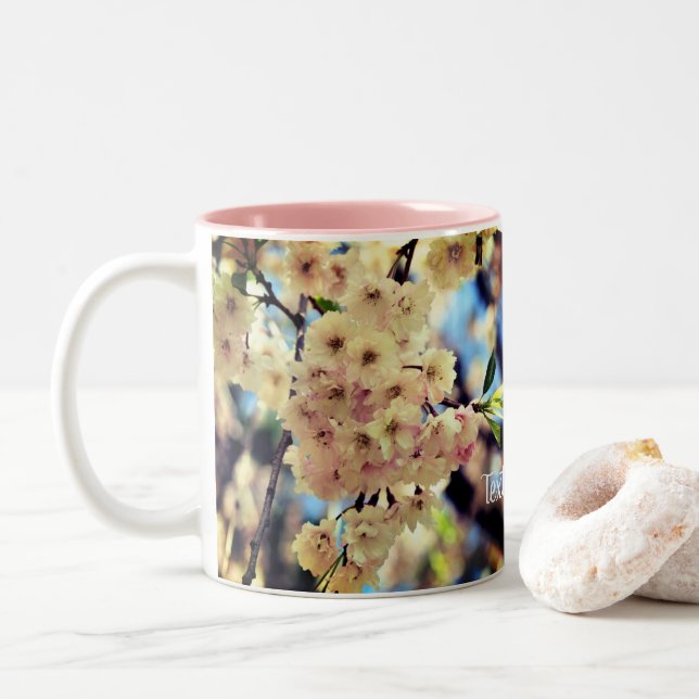 Rosa Frühlingsblüten Personalisiert Zweifarbige Tasse (Mit Donut)