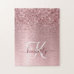 Rosa gebürsteter Glitzer Monogramm Name<br><div class="desc">Dieses trendige und schicke Puzzle-Design mit hübschem, rosafarbenem Glitzer auf einem rot-rosa gebürsteten metallischen Hintergrund ist einfach zu personalisieren.</div>