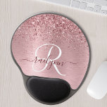 Rosa gebürsteter Glitzer Monogramm Name Gel Mousepad<br><div class="desc">Dieses schicke Mouse-Pad-Design mit hübschem,  schwarz-rosa funkelndem Glitzer auf einem rot-rosa gebürsteten metallischen Hintergrund ist einfach zu personalisieren.</div>