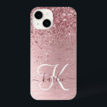 Rosa gebürsteter Glitzer Monogramm Name iPhone 14 Hülle<br><div class="desc">Dieses schicke und schicke Gehäuse mit hübschem,  schwarz-rosa funkelndem Glitzer auf einem rot-rosa gebürsteten metallischen Hintergrund ist einfach zu personalisieren.</div>