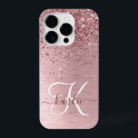 Rosa gebürsteter Glitzer Monogramm Name iPhone 14 Pro Hülle<br><div class="desc">Dieses schicke und schicke Gehäuse mit hübschem,  schwarz-rosa funkelndem Glitzer auf einem rot-rosa gebürsteten metallischen Hintergrund ist einfach zu personalisieren.</div>