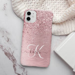 Rosa gebürsteter Glitzer Monogramm Name iPhone 15 Hülle<br><div class="desc">Dieses schicke und schicke Gehäuse mit hübschem,  schwarz-rosa funkelndem Glitzer auf einem rot-rosa gebürsteten metallischen Hintergrund ist einfach zu personalisieren.</div>