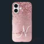 Rosa gebürsteter Glitzer Monogramm Name iPhone 16 Hülle<br><div class="desc">Dieses schicke und schicke Gehäuse mit hübschem,  schwarz-rosa funkelndem Glitzer auf einem rot-rosa gebürsteten metallischen Hintergrund ist einfach zu personalisieren.</div>