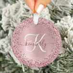 Rosa gebürsteter Glitzer Monogramm Name Ornament<br><div class="desc">Dieses trendige,  schicke Design mit hübschem,  rosa funkelndem Imitat auf einem rot-rosa gebürsteten metallischen Hintergrund verleiht dem stilvollen Ständer Glitzer Note.</div>