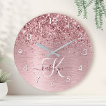 Rosa gebürsteter Glitzer Monogramm Name Runde Wanduhr<br><div class="desc">Dieses trendige und schicke Round-Clock-Design mit hübschem,  rosa und funkelndem Glitzer auf einem rot-rosa gebürsteten metallischen Hintergrund ist einfach zu personalisieren.</div>