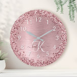 Rosa gebürsteter Glitzer Monogramm Name Runde Wanduhr<br><div class="desc">Dieses trendige,  schicke Wanduhr-Design mit hübschem,  schwarz-rosa funkelndem Glitzer auf einem rot-rosa gebürsteten metallischen Hintergrund ist einfach zu personalisieren.</div>