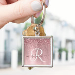 Rosa gebürsteter Glitzer Monogramm Name Schlüsselanhänger<br><div class="desc">Dieses schicke Design mit hübschem,  rosafarbenem Glitzer auf einem rot-rosa gebürsteten metallischem Hintergrund verleiht diesem trendigen Schlüsselanhänger eine angenehme Note.</div>