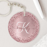 Rosa gebürsteter Glitzer Monogramm Name Schlüsselanhänger<br><div class="desc">Dieses schicke Design mit hübschem,  rosa funkelndem Imitat Glitzer auf einem rot-rosa gebürsteten metallischen Hintergrund verleiht diesem trendigen Schlüsselanhänger eine angenehme Note.</div>