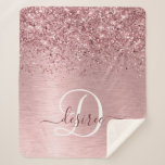 Rosa gebürsteter Glitzer Monogramm Name Sherpadecke<br><div class="desc">Dieses schicke Sherpa-Deckendesign mit hübschem,  rosafarbenem Glitzer auf einem rot-rosa gebürsteten metallischen Hintergrund ist einfach zu personalisieren.</div>