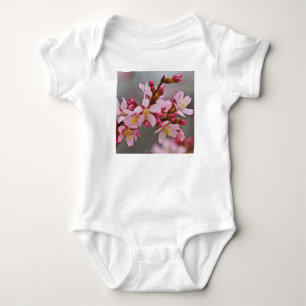 Rosa gegen einen grauen Himmel Japanische Kirschbl Baby Strampler