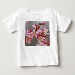 Rosa gegen einen grauen Himmel Japanische Kirschbl Baby T-shirt