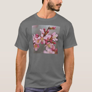Rosa gegen einen grauen Himmel Japanische Kirschbl T-Shirt