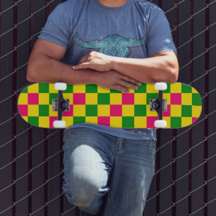 Rosa Gelb Grün Kariertes Musterdesign Skateboard