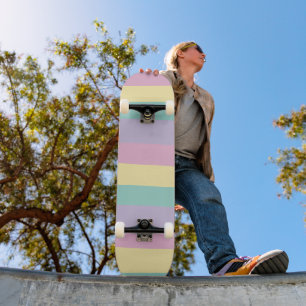 Rosa, gelb, Lila und grün Skateboard
