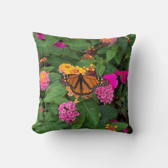 Rosa Gelbe grüne Blüte mit Schmetterling Lantana Kissen (Vorderseite)