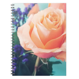 rosa gelbe Rose mit Minz-Hintergrund Notizblock