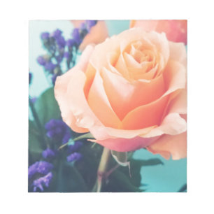 Rosa gelbe Rose mit Minzhintergrund Notizblock
