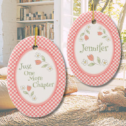 Rosa Gingham "Nur noch ein Kapitel" personalisiert Keramik Ornament