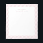 Rosa Gingham, personalisiert Notizblock<br><div class="desc">Dieses Notizblock mit seinem niedlichen rosa Gingham-Rahmen ist der perfekte Weg, eine süße personalisierte Note zu senden. Der Text lautet "Eine kleine Notiz von" und enthält Platz für einen Namen, aber er kann bearbeitet werden, um alles zu sagen, was man möchte. Es ist ein großartiges kleine Geschenk für ein kleines...</div>
