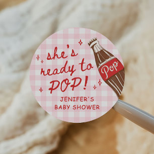 Rosa Gingham Sie ist bereit zu knallen Baby Shower Runder Aufkleber