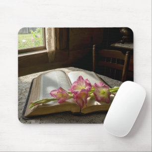 Rosa Gladiolen auf einer aufgeschlagenen Heiligen Mousepad